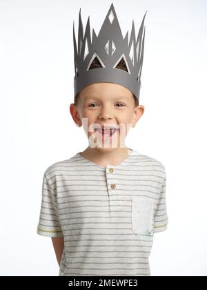 La carta Papercraft incorona il ragazzo nella corona astratta del re Foto Stock