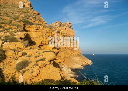 Scogliere della Sierra Helada visto da vicino alla torre di guardia Punta del Cavall, Benidorm, Spagna Foto Stock