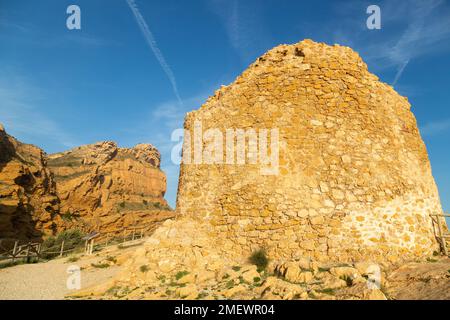 La Punta del Cavall, una torre di guardia del XVII secolo con le scogliere della Sierra Helada dietro , Benidorm, Spagna Foto Stock