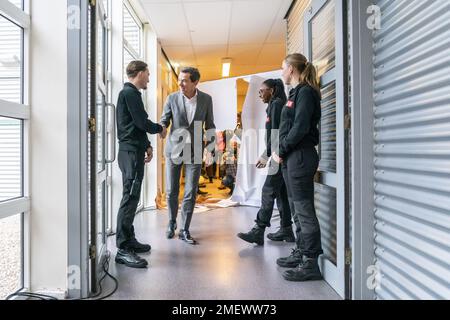 HOOFDDORP - CEO Ruud Sondag di Schiphol durante l'apertura di una corsia di sicurezza all'aeroporto MBO College. In questa nuova sala pratica, gli studenti possono esercitarsi a controllare i bagagli a mano e a cercare i viaggiatori, tra le altre cose. Quando è emerso chiaramente che negli aeroporti mancavano le guardie di sicurezza, sono stati effettuati investimenti per aumentare la formazione. ANP JEROEN JUMELET olanda fuori - belgio fuori Foto Stock