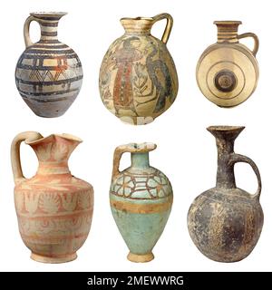 Set di antiche brocche di terracotta isolate su sfondo bianco, antiche aperture in vaso di argilla Foto Stock