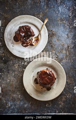 Cioccolato fondente e dolci lavici d'acero con sale marino Foto Stock