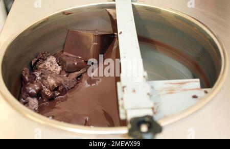 Temperare il cioccolato Foto Stock