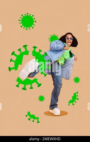 Immagine collage verticale del calcio positivo eccitato della gamba della ragazza distruggere virus batteri influenza isolato su sfondo dipinto Foto Stock