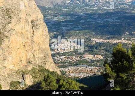 Guardando verso il villaggio di Polop da Ponoig Mountain 'leone di sonno' Foto Stock