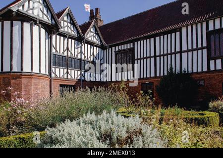 L'ala ovest e la grande sala di Gainsborough Old Hall, che ha più di 500 anni e una delle case padronali medievali meglio conservate in Inghilterra. Foto Stock