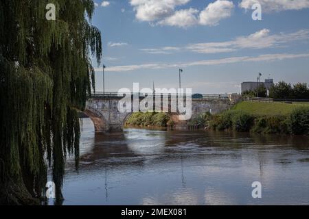 Vista del ponte Trent che attraversa il fiume Trent a Gainsborough, Lincolnshire. Il fiume Trent è il terzo fiume più lungo del Regno Unito. Foto Stock