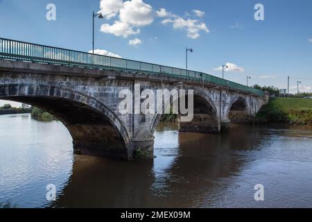 Vista del ponte Trent che attraversa il fiume Trent a Gainsborough, Lincolnshire. Il fiume Trent è il terzo fiume più lungo del Regno Unito. Foto Stock