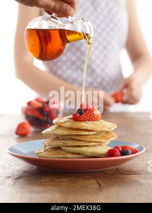 Frittelle con le bacche e sciroppo d'acero Foto Stock