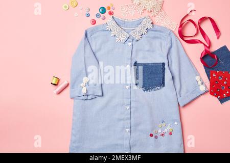 Camicia blu su sfondo rosa Foto Stock