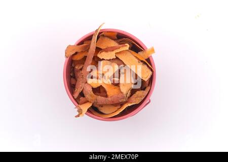 Compost fai da te - pentola di scarti - Pela di patate dolce Foto Stock