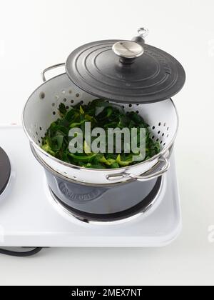 Uova in camicia con verdure e salsa di hollandaise Foto Stock