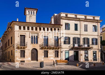 Edificio coloniale nella piazza Placa del Princep di Mahon a Minorca, Spagna Foto Stock