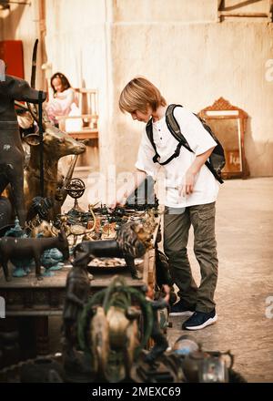 Ragazzo nel negozio di antiquariato Foto Stock