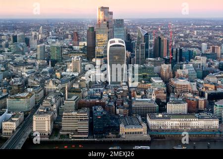 Una vista della città di Londra al tramonto da The Shard, Londra, Regno Unito. Foto Stock