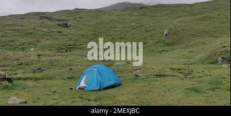 Himachal, India - 10th luglio 2022 : campeggio selvaggio in Himalaya. tenda da campeggio tra le montagne dell'himalaya Foto Stock