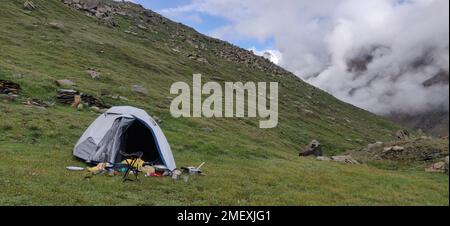 Himachal, India - 10th luglio 2022 : campeggio selvaggio in Himalaya. tenda da campeggio tra le montagne dell'himalaya Foto Stock