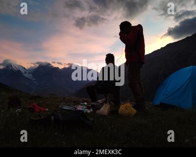 Himachal, India - 10th luglio 2022 : campeggio selvaggio in Himalaya. tenda da campeggio tra le montagne dell'himalaya Foto Stock