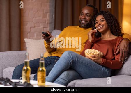 Amorevole coppia nera godendo serata romantica a casa Foto Stock