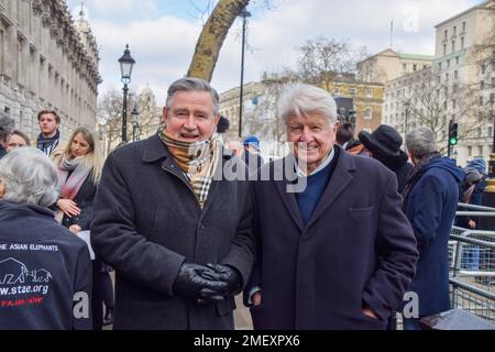 Londra, Regno Unito. 24th Jan, 2023. Il deputato laburista Barry Gardiner (L) e Stanley Johnson (R), padre dell'ex britannico PM Boris Johnson, si uniscono agli attivisti dell'organizzazione Save the Asian Elephants per consegnare una petizione a Downing Street, Firmato da oltre un milione di persone e con oltre 33 milioni di firme in totale in linea con LE petizioni STAE, per vietare la pubblicità e la vendita nel Regno Unito di attrazioni turistiche in Asia, dove gli elefanti sono sfruttati e 'addestrati' utilizzando il metodo di 'rompere', come le corse degli elefanti. Credit: SOPA Images Limited/Alamy Live News Foto Stock