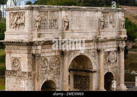Arco di Costantino scolpito su blocchi di marmo vicino al Colosseo a Roma Foto Stock