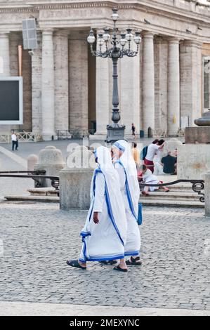 Due monache camminano attraverso Piazza San Pietro, Città del Vaticano, Roma, Italia Foto Stock