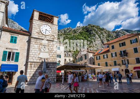 Torre dell'Orologio su Trg od Oružja (Piazza delle armi), la piazza principale della città vecchia di Cattaro in Montenegro Foto Stock