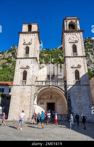 Torri campanarie gemelle della Cattedrale Cattolica Romana di San Tryphon nel centro storico di Cattaro in Montenegro Foto Stock