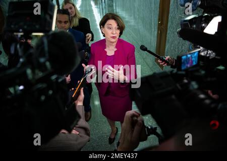 Washington, Stati Uniti. 24th Jan, 2023. Il senatore Amy Klobuchar (D-MN) parla ai media prima di un'audizione della commissione giudicatrice del Senato sull'emissione di biglietti per eventi e sul potere monopolistico della Nazione dal vivo, negli Stati Uniti Capitol, a Washington, DC, martedì 24 gennaio, 2023. (Graeme Sloan/Sipa USA) Credit: Sipa USA/Alamy Live News Foto Stock