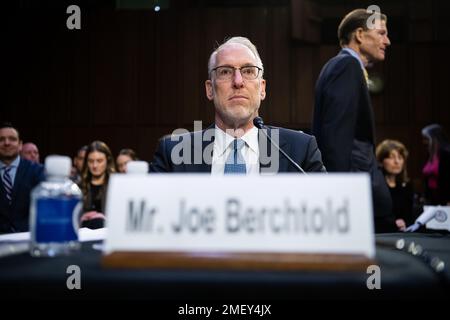Washington, Stati Uniti. 24th Jan, 2023. Joe Berchtold, presidente e CFO di Live Nation Entertainment, si prepara davanti a un'audizione della commissione giudicaria del Senato sulla biglietteria dell'evento e sul potere monopolistico della Live Nation, negli Stati Uniti Capitol, a Washington, DC, martedì 24 gennaio, 2023. (Graeme Sloan/Sipa USA) Credit: Sipa USA/Alamy Live News Foto Stock
