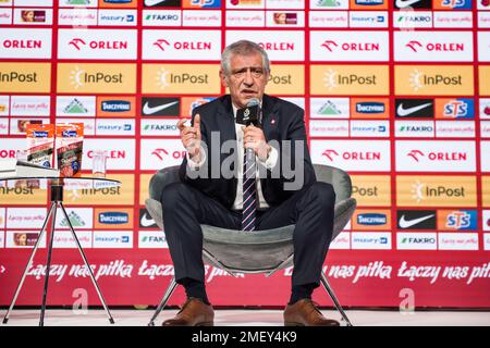 Varsavia, Polonia. 24th Jan, 2023. Fernando Santos parla durante la conferenza stampa al PGE National Stadium. La Polish Football Association (PZPN) ha ufficialmente nominato Fernando Santos come nuovo manager della nazionale polacca. L'allenatore portoghese di 68 anni è stato svelato come nuovo manager da Cezary Kulesza - presidente della fa polacca - in una conferenza stampa tenutasi presso lo Stadio Nazionale PGE di Varsavia. Credit: SOPA Images Limited/Alamy Live News Foto Stock