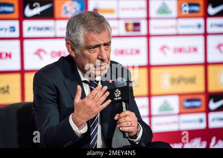 Varsavia, Polonia. 24th Jan, 2023. Fernando Santos parla durante la conferenza stampa al PGE National Stadium. La Polish Football Association (PZPN) ha ufficialmente nominato Fernando Santos come nuovo manager della nazionale polacca. L'allenatore portoghese di 68 anni è stato svelato come nuovo manager da Cezary Kulesza - presidente della fa polacca - in una conferenza stampa tenutasi presso lo Stadio Nazionale PGE di Varsavia. Credit: SOPA Images Limited/Alamy Live News Foto Stock