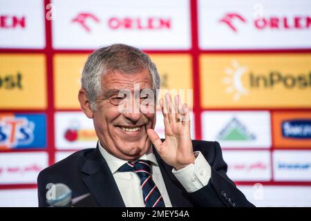 Varsavia, Polonia. 24th Jan, 2023. Fernando Santos ride durante la conferenza stampa al PGE National Stadium. La Polish Football Association (PZPN) ha ufficialmente nominato Fernando Santos come nuovo manager della nazionale polacca. L'allenatore portoghese di 68 anni è stato svelato come nuovo manager da Cezary Kulesza - presidente della fa polacca - in una conferenza stampa tenutasi presso lo Stadio Nazionale PGE di Varsavia. Credit: SOPA Images Limited/Alamy Live News Foto Stock