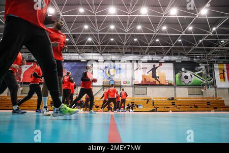 Danzig, Polonia. 24th Jan, 2023. Pallamano: Coppa del mondo, davanti alla finale del team tedesco contro la Francia. I giocatori tedeschi partecipano a una sessione di allenamento. Credit: Jan Woitas/dpa/Alamy Live News Foto Stock