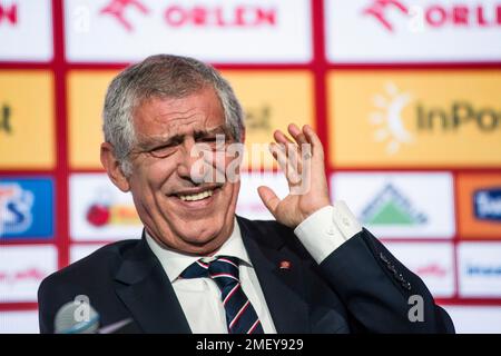 Varsavia, Polonia. 24th Jan, 2023. Fernando Santos ride durante la conferenza stampa al PGE National Stadium. La Polish Football Association (PZPN) ha ufficialmente nominato Fernando Santos come nuovo manager della nazionale polacca. L'allenatore portoghese di 68 anni è stato svelato come nuovo manager da Cezary Kulesza - presidente della fa polacca - in una conferenza stampa tenutasi presso lo Stadio Nazionale PGE di Varsavia. (Foto di Attila Husejnow/SOPA Images/Sipa USA) Credit: Sipa USA/Alamy Live News Foto Stock