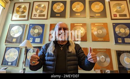 Londra, Regno Unito. 22nd Jan, 2023. Michael 'Mick' Frederick Box, chitarrista principale della band rock britannica Uriah Heep, nella sua cucina. Credit: Philip Dethlefs/dpa/Alamy Live News Foto Stock