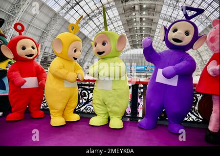 Londra, Regno Unito. Teletubbies. Toy Fair 2023 ospita oltre 250 aziende espositrici che coprono 22.000 metri quadrati di Olympia, Londra. Toyfair ha 10.000 follower su Twitter e la pagina Instagram è stata lanciata per il 2023. Credit: michael melia/Alamy Live News Foto Stock