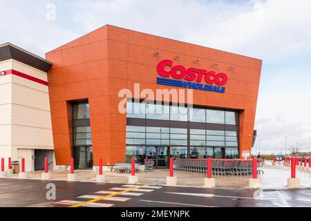 Costco branche in Francia situato a Villebon-sur-Yvette, vicino a Parigi. Costco è una multinazionale americana all'ingrosso società, solo membri Foto Stock