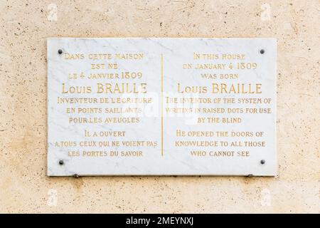 Targa commemorativa alla Casa natale di Louis Braille a Coupvray, Francia. Louis Braille inventò il sistema Braille, destinato ai non vedenti Foto Stock