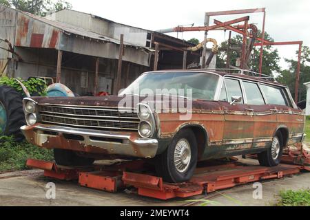 Vecchio, corroso Ford stazione vagone Foto Stock