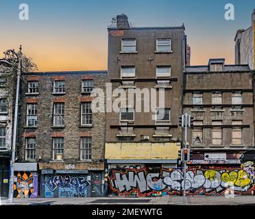 Aungier Street, Dublino, Irlanda, una parte della quale, nella foto, sembra che sia stata lentamente svuotata, presumibilmente per fare il passo alla riconversione. Foto Stock