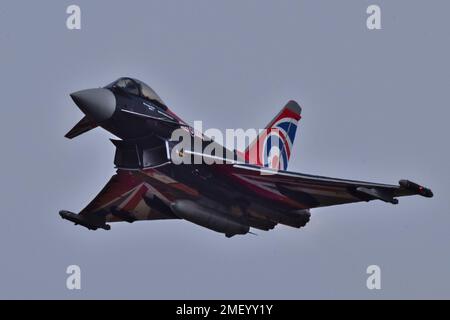 Un tiro a basso angolo del RAF Typhoon Display Team al RIAT 2022 Fairford International Air Tattoo Foto Stock
