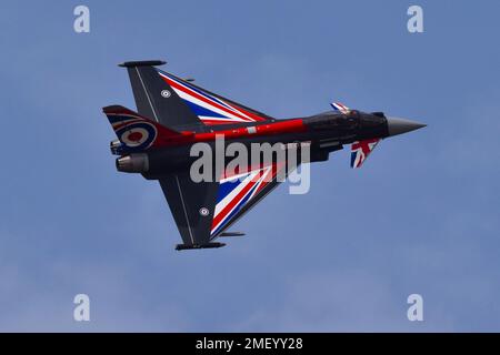 Un tiro a basso angolo del RAF Typhoon Display Team al RIAT 2022 Fairford International Air Tattoo Foto Stock