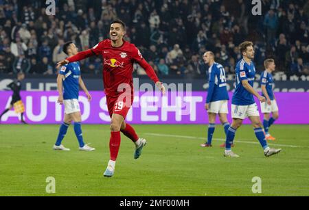 Gelsenkirchen, Germania. 24th Jan, 2023. Calcio: Bundesliga, FC Schalke 04 - RB Leipzig, Giornata 17, Veltins Arena. Andre Silva di Lipsia festeggia il suo obiettivo di realizzare 1:0. Credit: Bernd Thissen/dpa - NOTA IMPORTANTE: In conformità ai requisiti della DFL Deutsche Fußball Liga e del DFB Deutscher Fußball-Bund, è vietato utilizzare o utilizzare fotografie scattate nello stadio e/o della partita sotto forma di sequenze di immagini e/o serie di foto simili a video./dpa/Alamy Live News Foto Stock