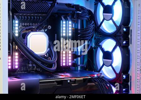 Primo piano e all'interno di PC desktop ad alte prestazioni e sistema di raffreddamento su socket CPU con LED multicolore che mostrano lo stato di funzionamento Foto Stock