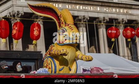 Un coniglio gigante si trova fuori dalla National Gallery, e sopra Trafalgar Square durante le celebrazioni lunari di Capodanno anno di accoglienza del coniglio. Foto Stock