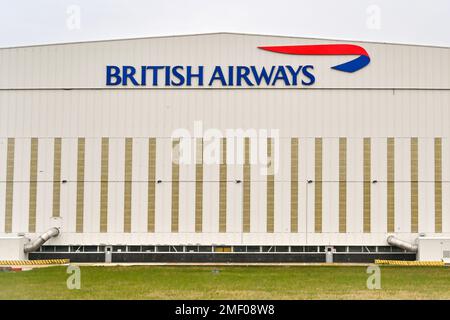 Londra, Inghilterra - Aprile 2022: Vista esterna di un grande hangar di manutenzione degli aerei all'Aeroporto di Heathrow utilizzato dalla British Airways Foto Stock