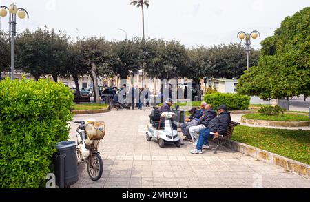 Otranto, Italia, 19 aprile 2015: Gli anziani italiani si riuniscono per chiacchierare in un parco della città di Otranto, nella provincia di Lecce Foto Stock
