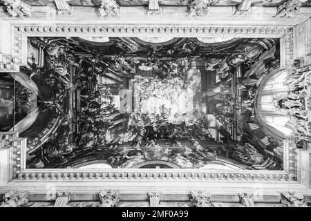 Venezia, Italia - Novembre 2022: Soffitto della chiesa di San Pantalon, il più grande dipinto a tela del mondo, raffigurante il martirio e l'apoteosi di San Foto Stock