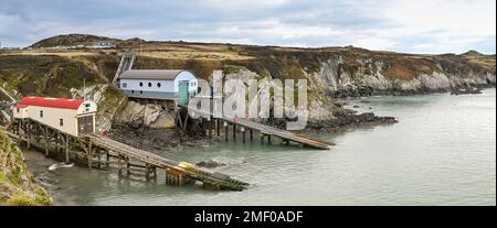 St Davids, Pembrokeshire, Galles - 2022 marzo: Vista panoramica delle nuove e vecchie stazioni di salvataggio e scivolamenti sulla costa rocciosa del Pembrokeshire. Foto Stock